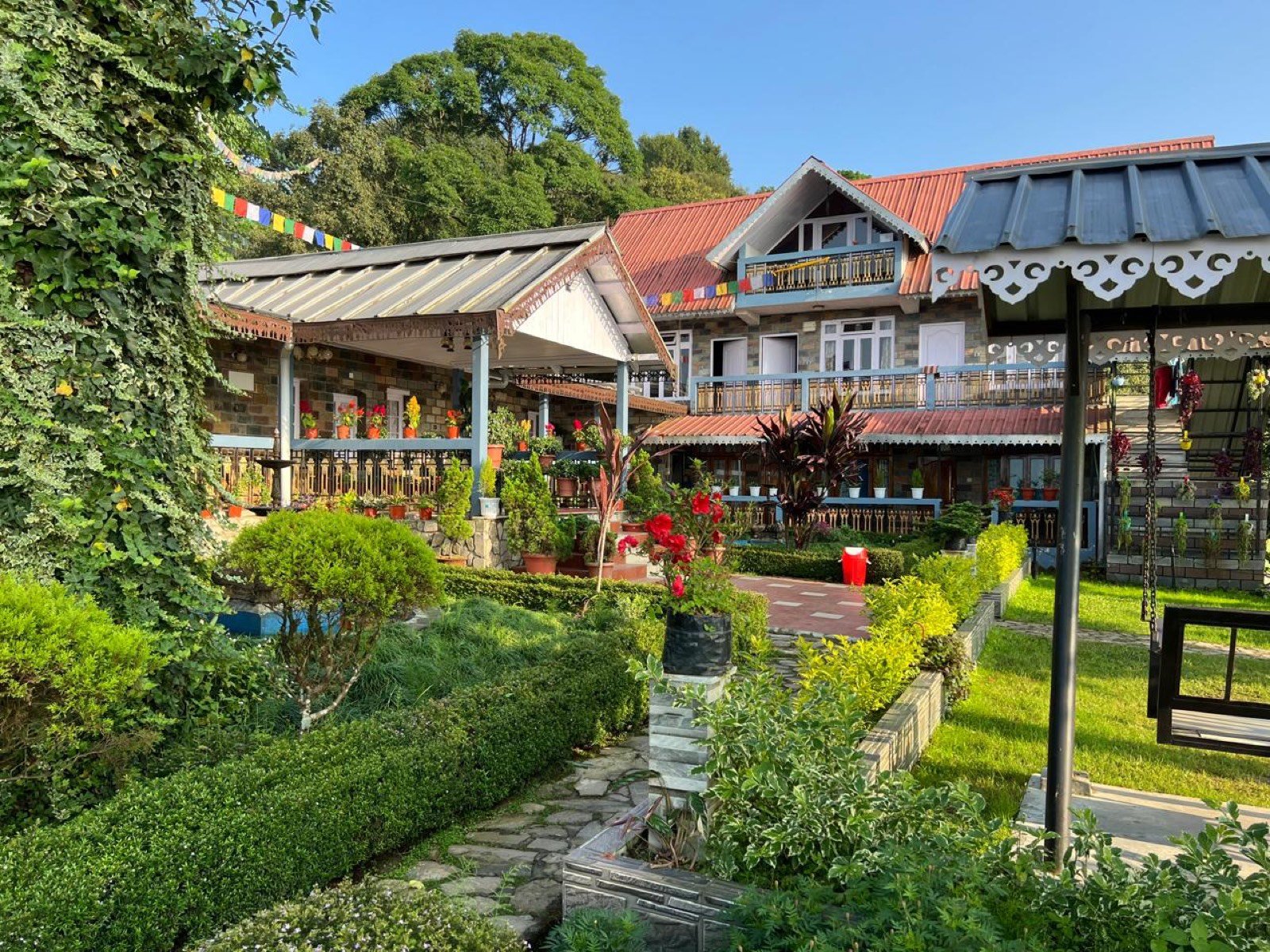 Saino Heritage Bungalow and garden in Takdah Cantonment